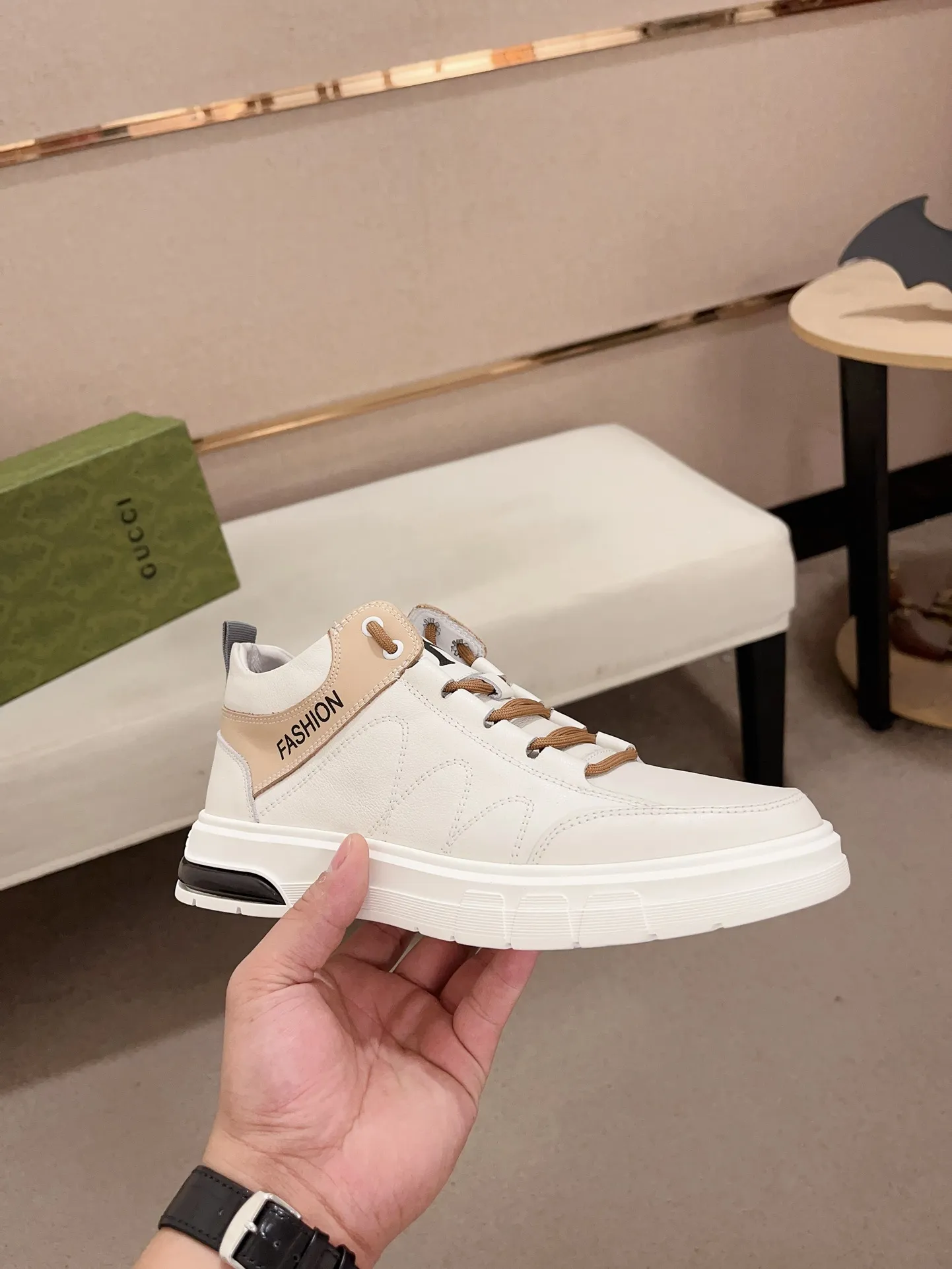 Men's shoes 💰 440 💰 High-quality new high-top GUCCI counters are on the market at the same time. The new men's shoes, 😘fabrics are selected imported cowhide, lining: sheepskin lining. 👍🏿 High-end ☄️ air-cushion molded anti-slip rubber outsole, exquisite lines, simple and elegant, comfortable and high-end for leisure travel. Code number: 38 to 44 (45 can be customized and cannot be returned or exchanged)